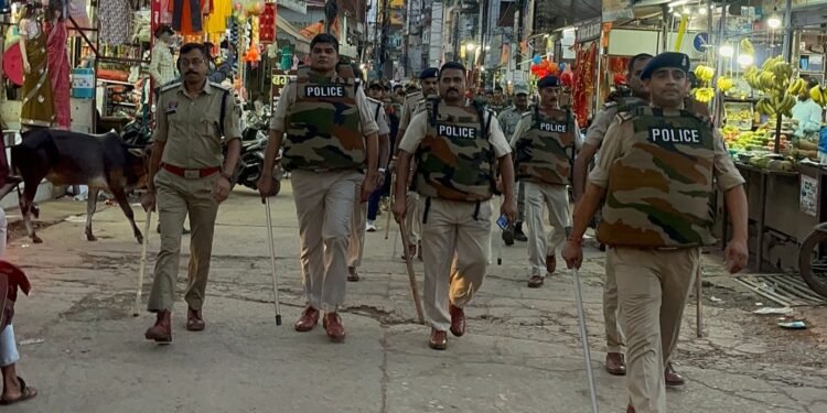 *खप्पर यात्रा के दौरान शांति और कानून व्यवस्था सुनिश्चित करने के लिए पुलिस द्वारा शाम 5 बजे फ्लैग मार्च निकाला जाएगा। मार्च का उद्देश्य नागरिकों और श्रद्धालुओं को सुरक्षा का भरोसा दिलाना तथा समाज-विरोधी तत्वों को स्पष्ट चेतावनी*