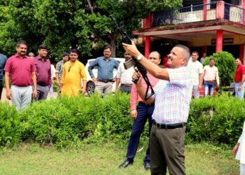 विजयदशमी के पावन अवसर पर आज कबीरधाम जिले के न्यू पुलिस लाइन रक्षित केंद्र कवर्धा में पारंपरिक रूप से शस्त्र पूजन का आयोजन किया गया। प्रातः 10:00 बजे शस्त्रागार में विधि-विधान से पूजा-अर्चना संपन्न हुई।