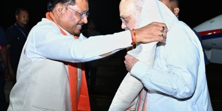 *केंद्रीय गृह मंत्री अमित शाह का मुख्यमंत्री विष्णुदेव साय ने स्वामी विवेकानंद विमानतल पर किया आत्मीय स्वागत*