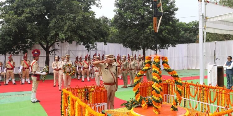 *पुलिस अधीक्षक धर्मेंद्र सिंह द्वारा पुलिस स्मृति दिवस के अवसर पर 191 वीर शहीदों के नाम का वाचन कर दी गई भावभीनी श्रद्धांजली।*