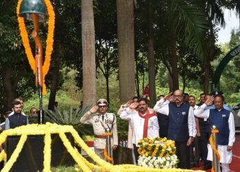 *राज्यपाल रमेन डेका और मुख्यमंत्री विष्णु देव साय ने शहीद वाटिका पहुंचकर शहीद जवानों को दी श्रद्धांजलि*