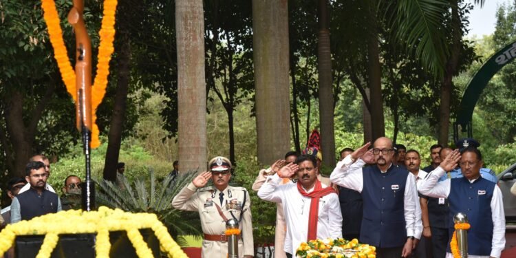 *राज्यपाल रमेन डेका और मुख्यमंत्री विष्णु देव साय ने शहीद वाटिका पहुंचकर शहीद जवानों को दी श्रद्धांजलि*