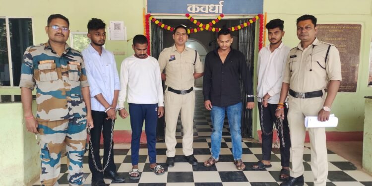 *शहर के बीच सड़क पर फटाके फोड़कर शान दिखाना पड़ा भारी कवर्धा पुलिस ने चारों उपद्रवियों को किया गिरफ्तार, बाकियों की भी पहचार कर जल्द होगी कार्यवाही*