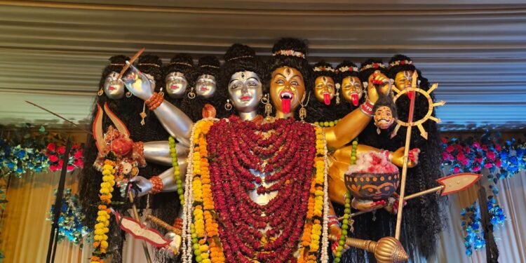 मां काली की भव्य स्थापना से गूंजा उठा पांडातराई नगर __के गुप्ता धर्मशाला में दर्शन के लिए उमड़ी भारी भीड़