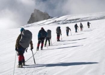 *हिमालय में गूँजी जशपुर की गूंज: आदिवासी युवाओं ने जगतसुख पीक पर खोला नया मार्ग*