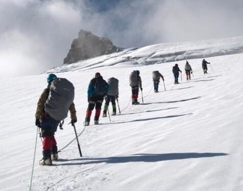 *हिमालय में गूँजी जशपुर की गूंज: आदिवासी युवाओं ने जगतसुख पीक पर खोला नया मार्ग*