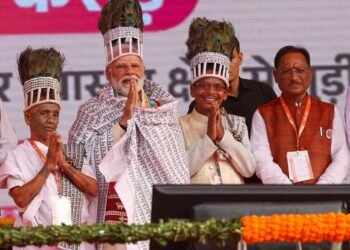 *आस्था ने छुआ हृदय: प्रधानमंत्री नरेंद्र मोदी से रामनामी समाज के प्रतिनिधियों की आत्मीय भेंट*