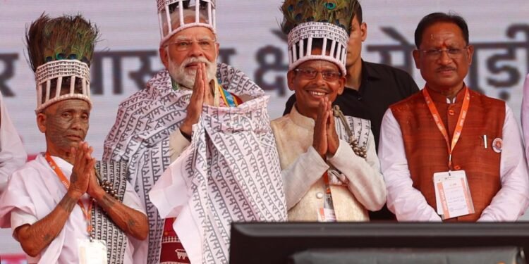 *आस्था ने छुआ हृदय: प्रधानमंत्री नरेंद्र मोदी से रामनामी समाज के प्रतिनिधियों की आत्मीय भेंट*