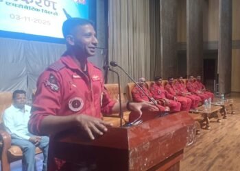 *सूर्यकिरण एरोबैटिक टीम ने बच्चों से की मुलाकात, दी प्रेरणा – बढ़ाया उत्साह*