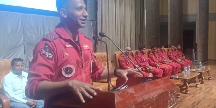 *सूर्यकिरण एरोबैटिक टीम ने बच्चों से की मुलाकात, दी प्रेरणा – बढ़ाया उत्साह*