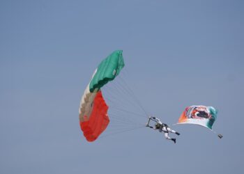 *राज्योत्सव पर वायु सेना की टीम का रोमांचक एयर शो, सेंध जलाशय के ऊपर आसमां में गूंजा ‘जय जोहार’ और ‘छत्तीसगढ़िया सबले बढ़िया’*