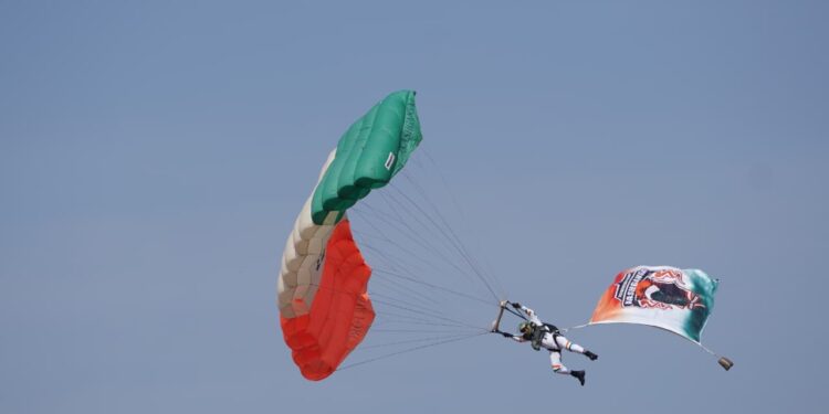 *राज्योत्सव पर वायु सेना की टीम का रोमांचक एयर शो, सेंध जलाशय के ऊपर आसमां में गूंजा ‘जय जोहार’ और ‘छत्तीसगढ़िया सबले बढ़िया’*