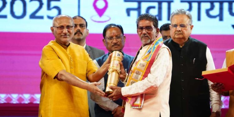 *उप राष्ट्रपति सीपी राधाकृष्णन ने छत्तीसगढ़ के 34 अलंकरण से 37 विभूतियों एवं 4 संस्थाओं को किया सम्मानित* 1 *उप राष्ट्रपति सीपी राधाकृष्णन ने छत्तीसगढ़ के 34 अलंकरण से 37 विभूतियों एवं 4 संस्थाओं को किया सम्मानित*