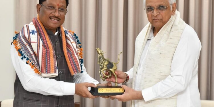 *मुख्यमंत्री विष्णु देव साय ने गांधीनगर में गुजरात के मुख्यमंत्री भूपेंद्र पटेल से की सौजन्य भेंट*