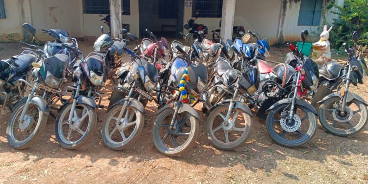*जंगल में जुआ खेलने पहुंचे जुआरी पुलिस कार्रवाई की भनक पाकर भागेमौ के से 14 मोटर सायकलें जप्त, जुआ के सबूत मिलने पर कठोर कार्रवाई*