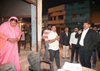 एसआईआर: फॉर्म कलेक्शन की प्रगति बढ़ाने लोगों से करें सुबह व शाम के वक्त घर पहुंचकर संपर्क, निरीक्षण में पहुंचे कलेक्टर ने बीएलओ को दिए निर्देश*