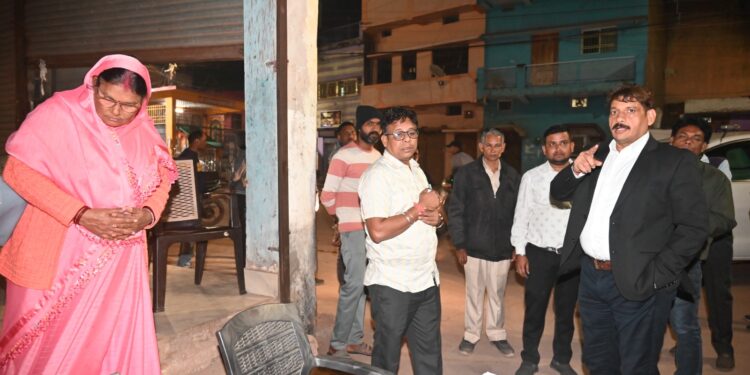 एसआईआर: फॉर्म कलेक्शन की प्रगति बढ़ाने लोगों से करें सुबह व शाम के वक्त घर पहुंचकर संपर्क, निरीक्षण में पहुंचे कलेक्टर ने बीएलओ को दिए निर्देश*