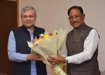 *मुख्यमंत्री विष्णुदेव साय ने केंद्रीय रेल मंत्री अश्विनी वैष्णव से की सौजन्य मुलाकात*