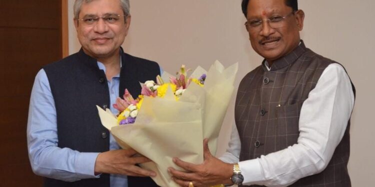 *मुख्यमंत्री विष्णुदेव साय ने केंद्रीय रेल मंत्री अश्विनी वैष्णव से की सौजन्य मुलाकात*