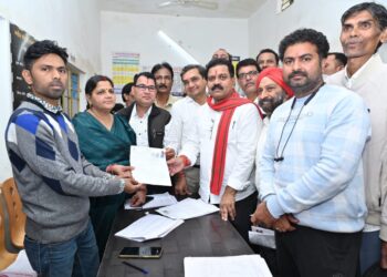 *उपमुख्यमंत्री ने मतदान केंद्र पहुंचकर भरा अपना एसआईआर का फॉर्म*  *एसआईआर के संबंध में लोगों को दी जानकारी*