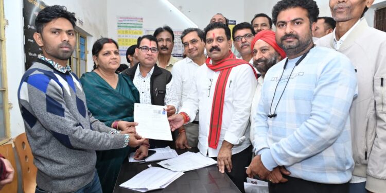 *उपमुख्यमंत्री ने मतदान केंद्र पहुंचकर भरा अपना एसआईआर का फॉर्म*  *एसआईआर के संबंध में लोगों को दी जानकारी*