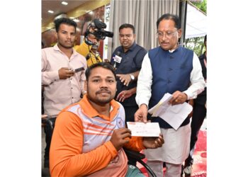 *दिव्यांग रग्बी खिलाड़ी की मदद के लिए मुख्यमंत्री आगे आए — जनदर्शन में स्वीकृत किया 90 हजार रुपए का आर्थिक अनुदान*