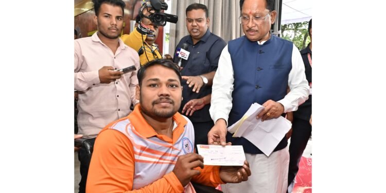 *दिव्यांग रग्बी खिलाड़ी की मदद के लिए मुख्यमंत्री आगे आए — जनदर्शन में स्वीकृत किया 90 हजार रुपए का आर्थिक अनुदान*