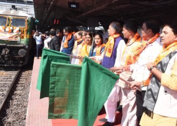 अध्यक्ष छत्तीसगढ़ पर्यटन मंडल नीलू शर्मा ने रामलला दर्शन अयोध्या धाम योजना अंतर्गत दुर्ग एवं बस्तर संभाग के 665 तीर्थ यात्रियों की विशेष ट्रेन को हरी झंडी दिखाकर किया रवाना – जयश्री राम के जयकारे के साथ ढोल-मंजीरे की मंगल ध्वनि के साथ श्रद्धालुओं को अयोध्या के लिए किया गया रवाना