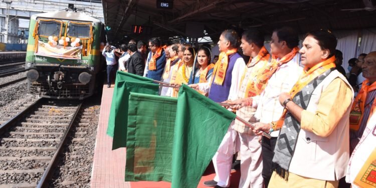 अध्यक्ष छत्तीसगढ़ पर्यटन मंडल नीलू शर्मा ने रामलला दर्शन अयोध्या धाम योजना अंतर्गत दुर्ग एवं बस्तर संभाग के 665 तीर्थ यात्रियों की विशेष ट्रेन को हरी झंडी दिखाकर किया रवाना – जयश्री राम के जयकारे के साथ ढोल-मंजीरे की मंगल ध्वनि के साथ श्रद्धालुओं को अयोध्या के लिए किया गया रवाना