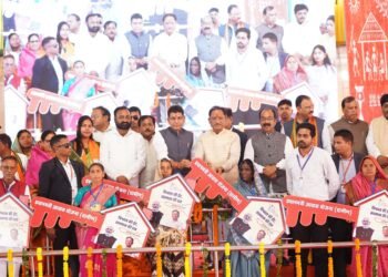 *प्रधानमंत्री मोदी की हर गारंटी को पूरा कर रही है छत्तीसगढ़ सरकार—मुख्यमंत्री साय*  *पीएम आवास के 1073 हितग्राहियों को नये आवास की चाबी सौंपी*