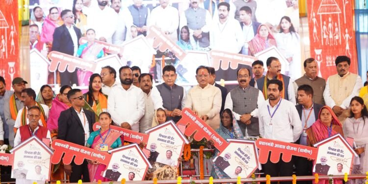 *प्रधानमंत्री मोदी की हर गारंटी को पूरा कर रही है छत्तीसगढ़ सरकार—मुख्यमंत्री साय*  *पीएम आवास के 1073 हितग्राहियों को नये आवास की चाबी सौंपी*