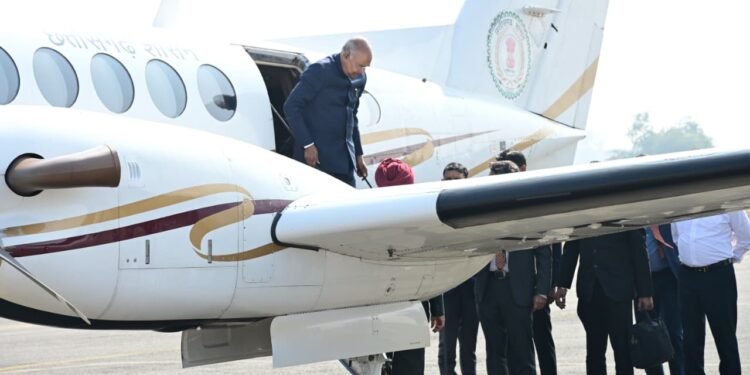 पूर्व राष्ट्रपति, राज्यपाल और मुख्यमंत्री का एयरपोर्ट में स्वागत