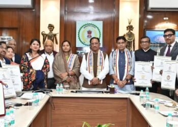 *रक्षक पाठ्यक्रम छात्रों के सुरक्षित भविष्य गढ़ने में सहायक होगा – मुख्यमंत्री विष्णुदेव साय*  *छत्तीसगढ़ राज्य बाल अधिकार संरक्षण आयोग ने प्रदेश के 6 विश्वविद्यालयों के साथ किया एमओयू*