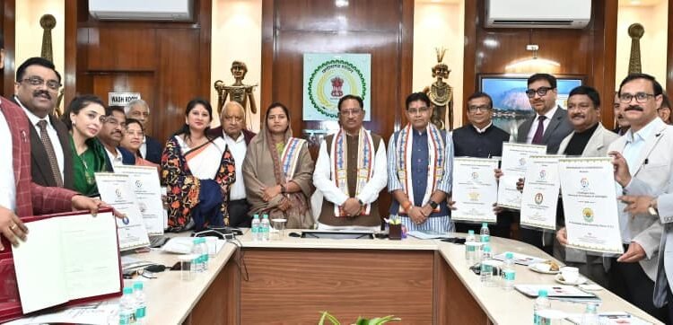 *रक्षक पाठ्यक्रम छात्रों के सुरक्षित भविष्य गढ़ने में सहायक होगा – मुख्यमंत्री विष्णुदेव साय*  *छत्तीसगढ़ राज्य बाल अधिकार संरक्षण आयोग ने प्रदेश के 6 विश्वविद्यालयों के साथ किया एमओयू*