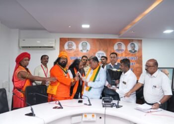 *मुम्बई में मुख्यमंत्री और प्रदेश अध्यक्ष को सौंपा ज्ञापन