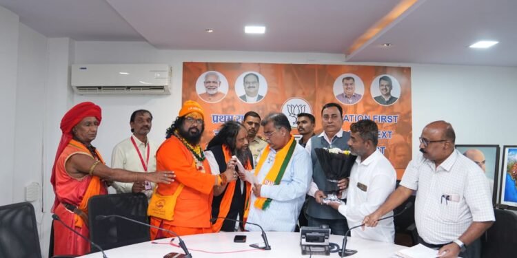 *मुम्बई में मुख्यमंत्री और प्रदेश अध्यक्ष को सौंपा ज्ञापन