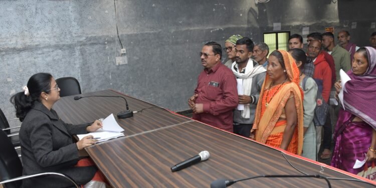 *जनदर्शन में सुनी गई आमजनों की समस्याएं, अधिकारियों को त्वरित निराकरण के निर्देश*