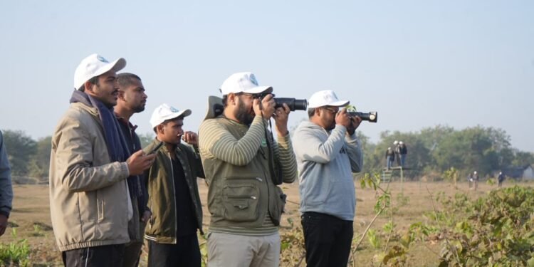 *कोपरा जलाशय में प्रथम बर्ड वॉक और संगोष्ठी का सफल आयोजन*  *रामसर साइट के लोगो का केंद्रीय मंत्री तोखन साहू ने किया विमोचन*