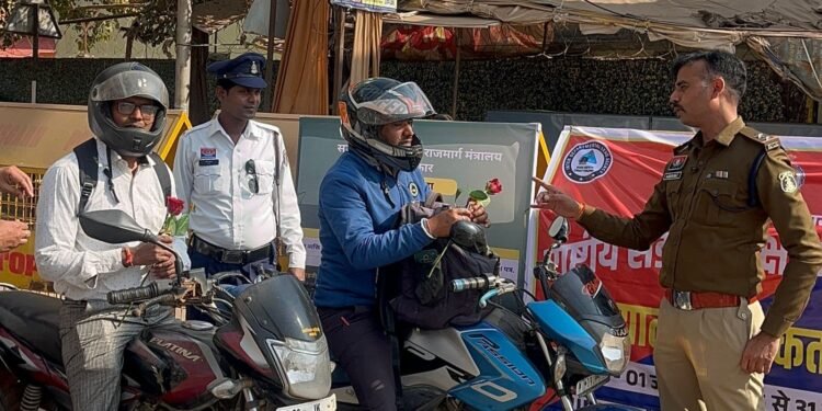*सीटबेल्ट व हेलमेट पहनने वाले वाहन चालकों का यातायात पुलिस ने गुलाब व चॉकलेट देकर किया सम्मान*
