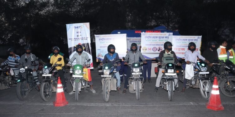 *राष्ट्रीय सड़क सुरक्षा माह : रायपुर-बिलासपुर हाइवे पर चलाया गया जागरूकता अभियान*