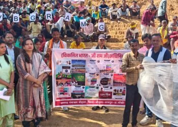 *करमरी में ग्रामीणों द्वारा मानव श्रृंखला बनाकर ‘आत्मनिर्भर गांव – विकसित भारत’ का दिया संदेश*