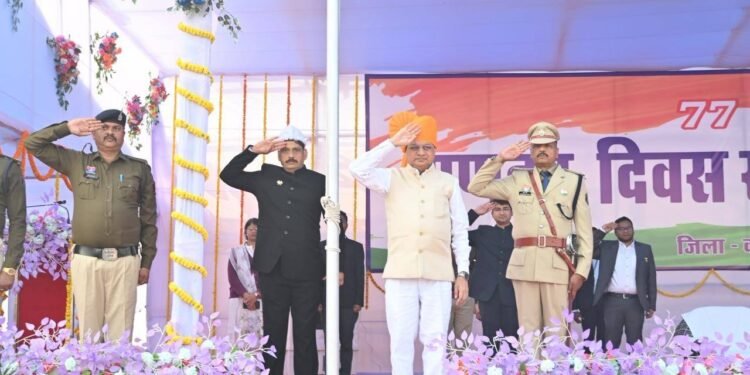 *कलेक्ट्रेट में कलेक्टर गोपाल वर्मा ने फहराया तिरंगा ध्वज*