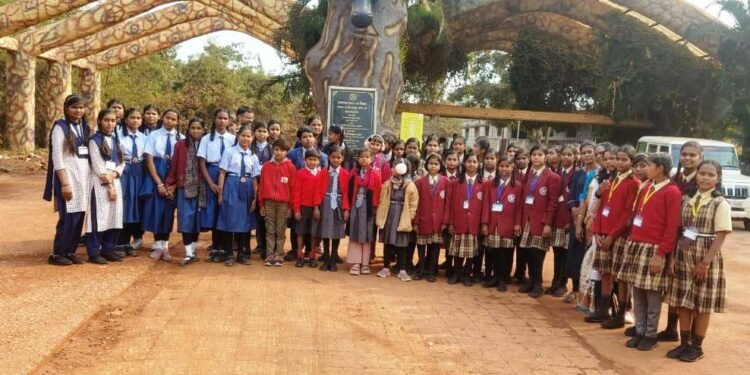*मुंगेली के 200 विद्यार्थियों को कराया गया जंगल सफारी अध्ययन भ्रमण*