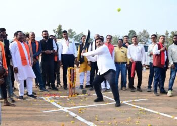 *कुकरापानी में क्रिकेट मैच का शुभारंभ, उप मुख्यमंत्री विजय शर्मा ने खिलाड़ियों का बढ़ाया उत्साह*
