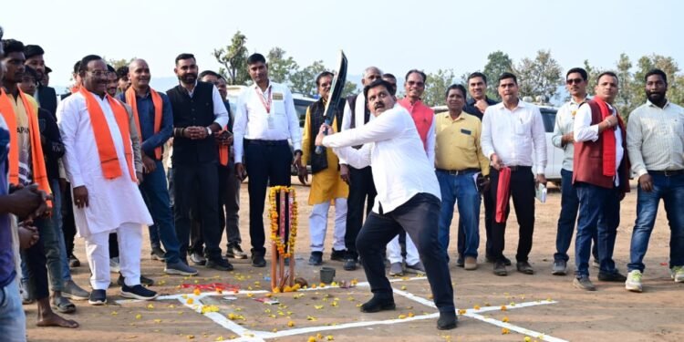 *कुकरापानी में क्रिकेट मैच का शुभारंभ, उप मुख्यमंत्री विजय शर्मा ने खिलाड़ियों का बढ़ाया उत्साह*