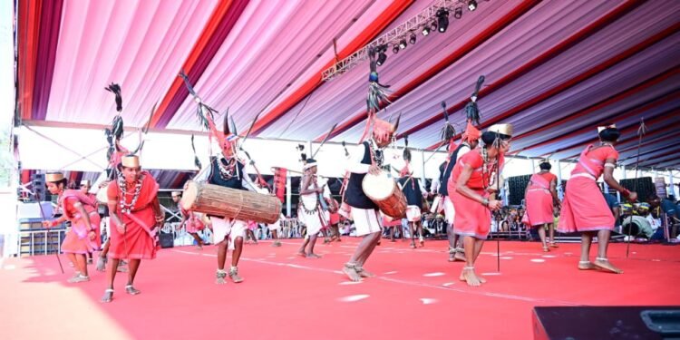 *राष्ट्रपति के समक्ष बास्तानार के युवाओं ने ‘गौर नृत्य’ से बिखेरे अद्भुत लोक-रंग*