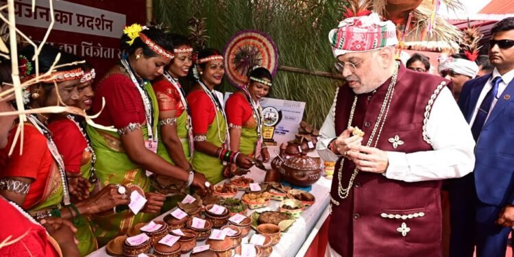 *अमित शाह ने देखा बस्तर की जनजातीय विरासत का वैभव, विजेता दलों से मिलकर बढ़ाया उत्साह*