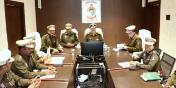 *आई जी राजनांदगांव ने की कबीरधाम पुलिसिंग की समीक्षा, अनुशासन और जनता से जुड़ाव के निर्देश दिए*