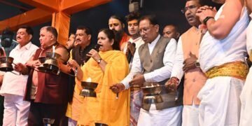 *मुख्यमंत्री विष्णुदेव साय ने भगवान राजीव लोचन एवं कुलेश्वरनाथ महादेव मंदिर में की पूजा अर्चना : महानदी महाआरती में हुए शामिल, छत्तीसगढ़ की समृद्धि की प्रार्थना की*