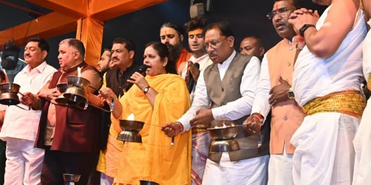 *मुख्यमंत्री विष्णुदेव साय ने भगवान राजीव लोचन एवं कुलेश्वरनाथ महादेव मंदिर में की पूजा अर्चना : महानदी महाआरती में हुए शामिल, छत्तीसगढ़ की समृद्धि की प्रार्थना की*